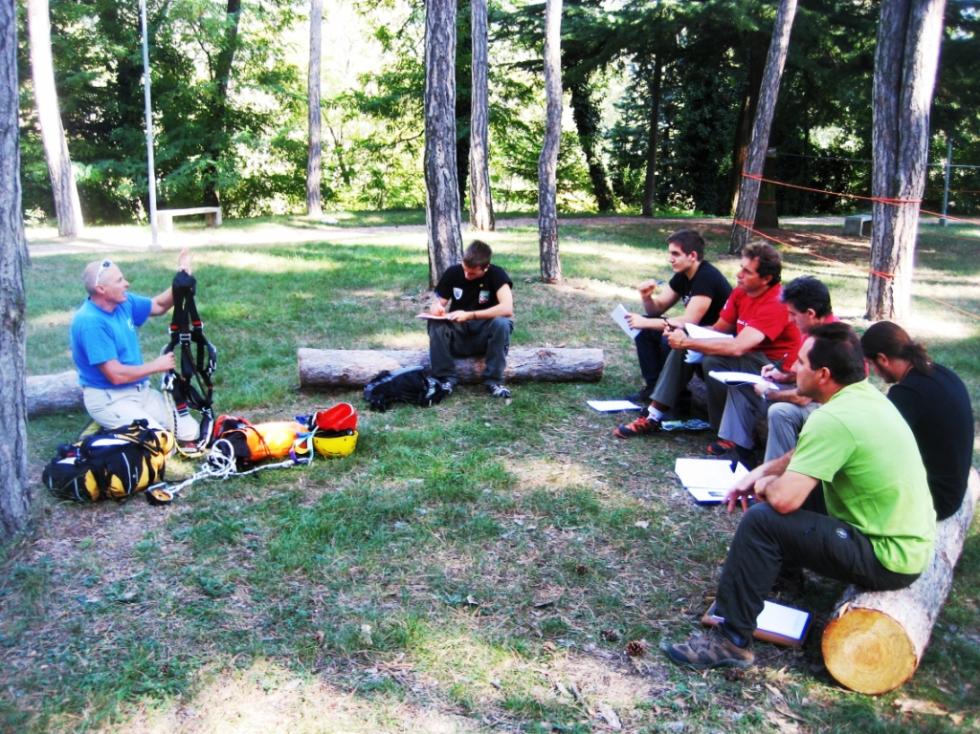 partecipanti utilizzino gli equipaggiamenti corretti; valutare la capacità tecnica in autonomia dei partecipanti sul percorso pratica; assicurare il rispetto delle norme di sicurezza; garantire la