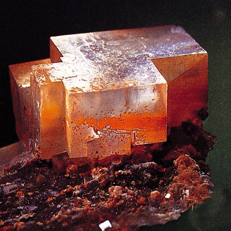 1 M I N E R L I E R O E Questo capitolo esamina i materiali che costituiscono la crosta terrestre: i minerali e le rocce. 1.