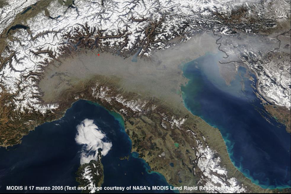 Il bacino padano La pianura padana è chiusa su 3 lati da montagne Le condizioni meteorologiche sono spesso sfavorevoli alla dispersione Il ristagno degli inquinanti sul