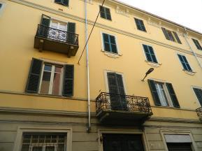 E In Via Vochieri, vendesi alloggio 1 piano, parzialmente ristrutturato. Ingresso, cucina abitabile, 2 letto, bagno.