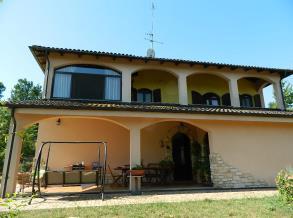 120 cadauno (cucina abitabile, sala, 3 letto e servizi Portico adiacente adibibile a veranda coperta ed ampio