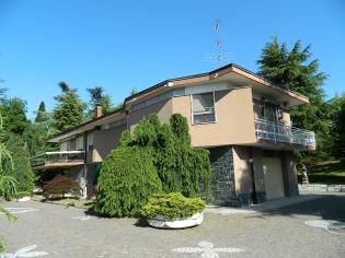 Terreno circostante coltivato a giardino mq. 1.000.. 250.000,00 - Rif. 19/6 I.P.E.