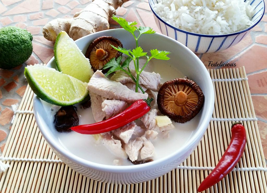 Zuppa di Pollo al latte di Cocco (Tom kha gai) Thailandia Il Tom kha gai è un deliziosa zuppa di pollo della cucina tailandese, è realizzato con ingredienti semplici e abbastanza facili da trovare