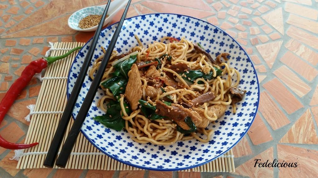 Chow Mein di tacchino e funghi Cina Piatto cinese che letteralmente significa Noodles Fritti, esportato dalla Cina in tutto il mondo e successivamente modificato secondo i palati; Lo si può preparare