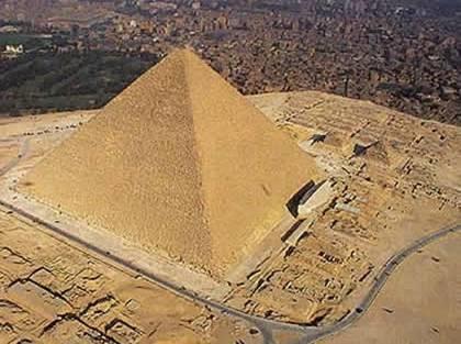 La piramide egizia di Cheope, ha una base di 230 metri ed un altezza di 145: il rapporto base / altezza corrisponde a 1,58 molto vicino a 1,6.