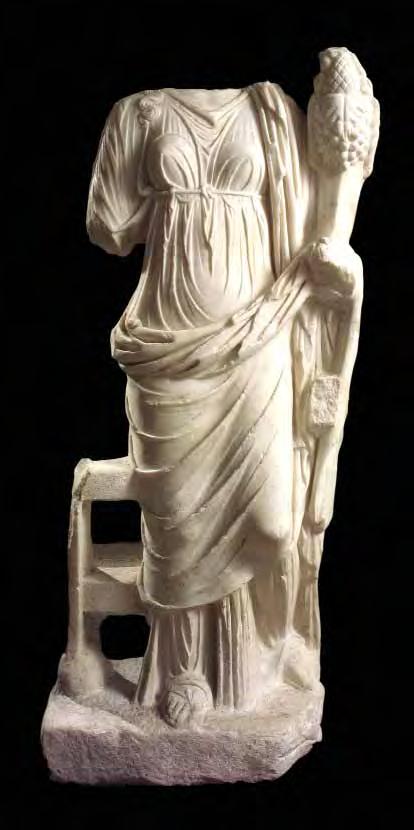 Anche questa scultura è acefala. La dea indossa un corto chitone con cintura annodata sotto il seno e una chlaina che le avvolge le spalle, mentre dietro la schiena si intravede la faretra chiusa.