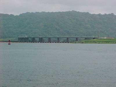 Il Lago artificiale di Gatun è stato ottenuto realizzando la diga di Gatun sul fiume Chagres. La diga è in terra, è lunga 2290 metri attraversando due vallate.