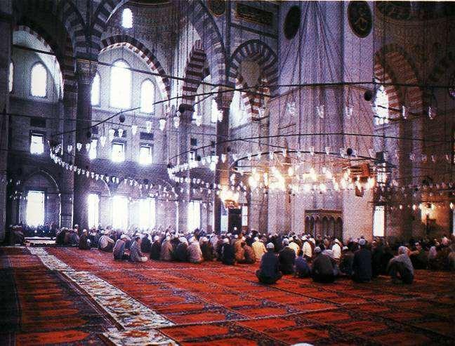 La preghiera è possibile ovunque ma, secondo il Corano, il luogo privilegiato per la