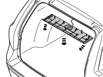 5 Rimozione del pannello di modanatura dal portellone: Staccare (facendo leva) i quattro clips esterno sul bordo anteriore/inferiore del pannello della soglia del portellone.