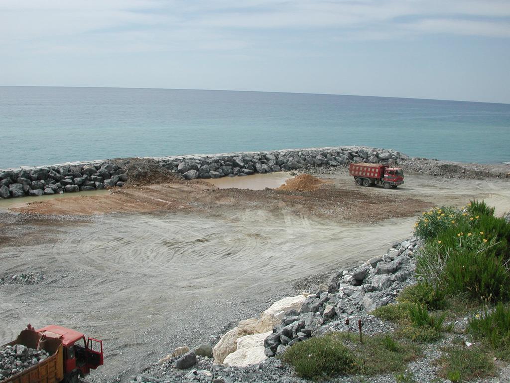 Attualmente, il ripascimento artificiale di un tratto di costa in erosione rappresenta il metodo di scelta di intervento a protezione della spiaggia comunque più utilizzato (Psuty & Moreira, 1990;