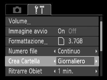 Modifica delle impostazioni della fotocamera Creazione di cartelle in base alla data di scatto Le immagini vengono salvate in cartelle create con cadenza mensile.