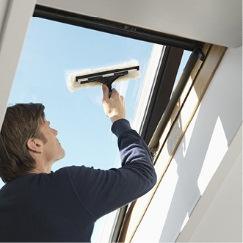 Pulizia e manutenzione Per la pulizia del vetro esterno dall interno ruotare il battente e fissarlo con il chiavistello Kit VELUX per riparazione e manutenzione sono disponibili.