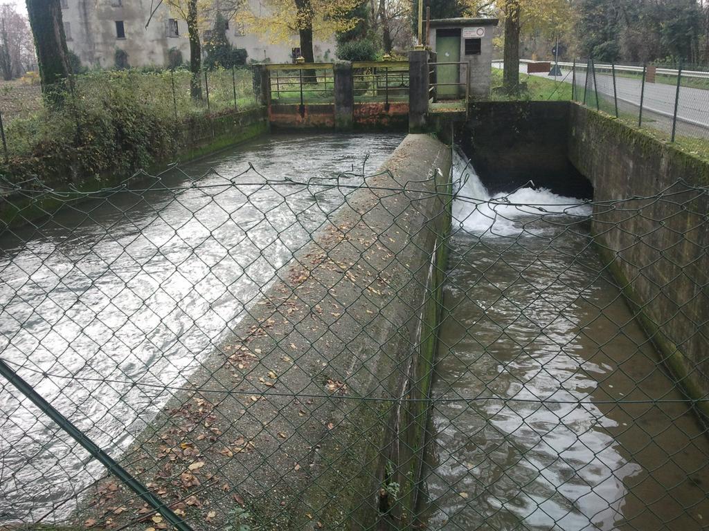 Foto 1: Scolmatore torrente Zerra (a sinistra) e Tubazione Speranzina (canale tombinato) Roggia Borgogna Est: Foto 2: scolmatore del Ramo Malpaga lungo l omonima via.
