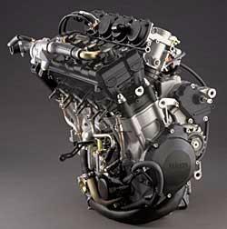 Motore Yamaha R1 Motore: 4 tempi, 4 cilindri in linea inclinati in avanti. Cilindrata: 998 CC. Potenza max.: 132 kw (180 CV) a 12.500 giri/min. Coppia max.: 110,1 Nm (11,2 kg-m) a 10.500 giri/min. Alimentazione: iniezione elettronica.