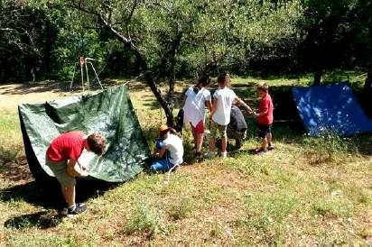 Ci si muove in ambiente naturale o centri storici, sviluppando sicurezza nelle proprie scelte e sperimentando con divertimento le nozioni scientifiche alla base della disciplina.