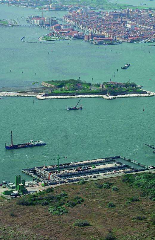 Studi / progetti / opere 74 Bocca di porto di Chioggia A destra costruzione delle conche di navigazione, sulla sponda nord della bocca di porto (maggio 2006).
