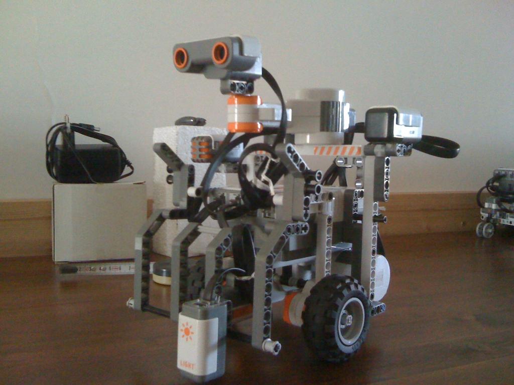 Explorer Explorer Explorer è un robot dotato di due ruote ed adatto al movimento, anche se i suoi numerosi slot dove collocare i sensori permettono anche moltissimi tipi di esperimenti.