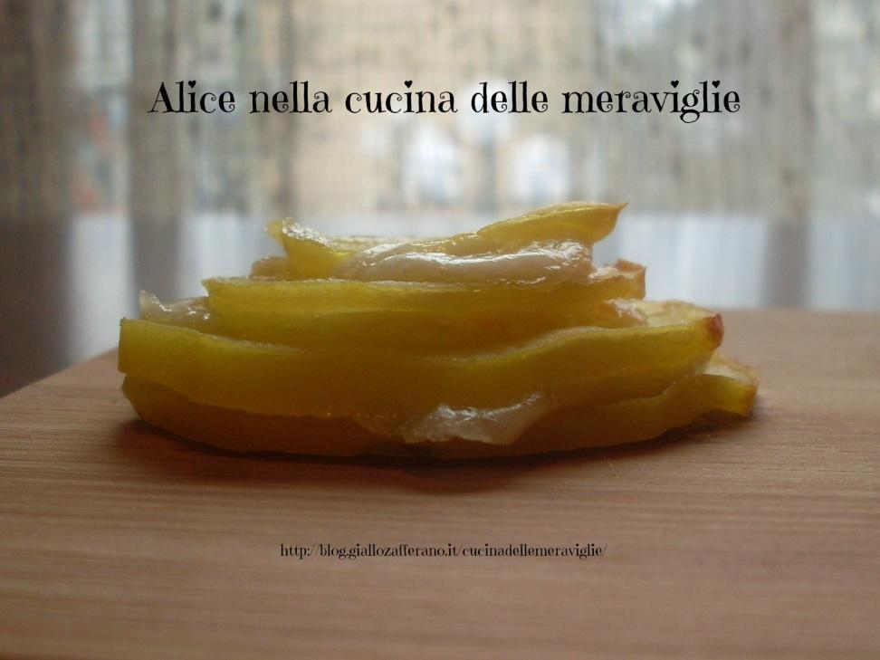 Torri di patate Ingredienti: 2 patate grandi 100g provolone dolce sale e olio q.b. Tagliare le patate a rondelle a uno spessore di circa 2-3mm e sbollentarle in acqua salata.