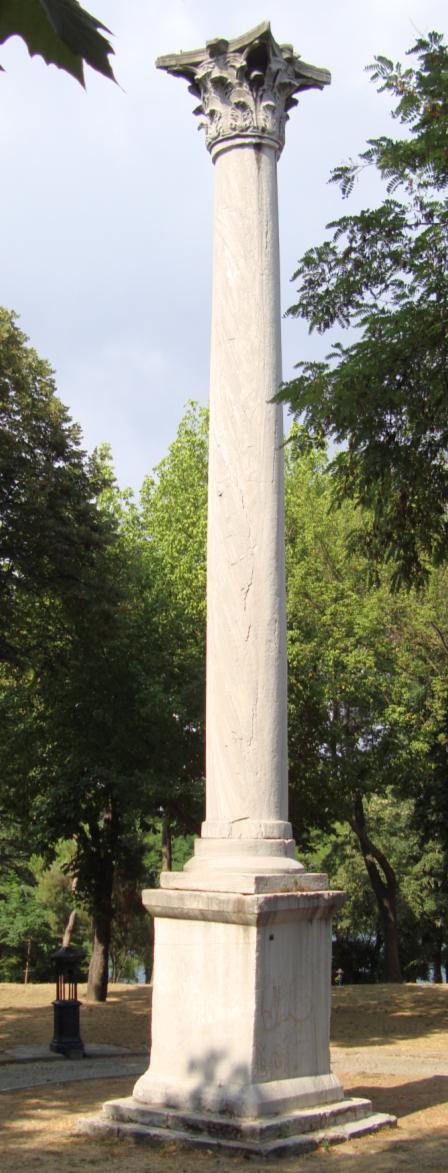 DEVICTOS GOTHOS IX XC NIKA La colonna, provvista di capitello e basamento in marmo, è alta circa 50 metri. Nel VI secolo innalzava forse una statua della Fortuna.