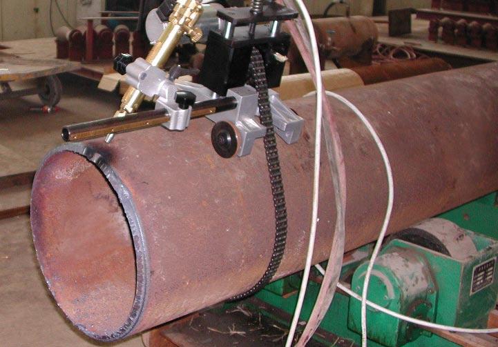 La taglia tubi a fiamma GB CUT opera tagli e smussi su tubazioni e pipe line di diamtero da 4 sino a 80.