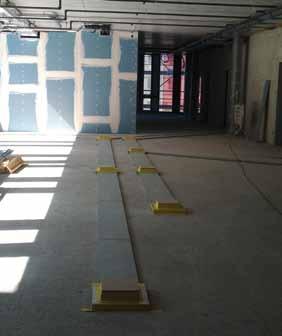 Le scatole di derivazione possono essere installate in ambienti lavorativi sul pavimento grezzo, spesso con un sistema a griglia.