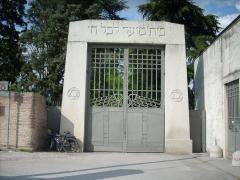 Il cimitero Israelita di Via delle Vigne Al Cimitero si accede attraverso il portale in granito, sormontato da una grande