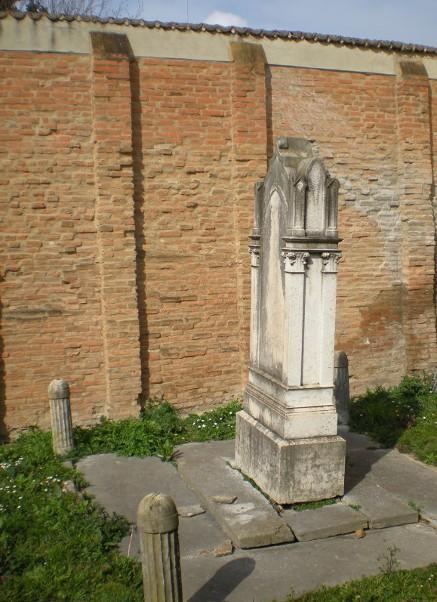 In Via Arianuova si trova un altro cimitero, utilizzato dal 1570 dalla comunità Portoghese (sefardita).