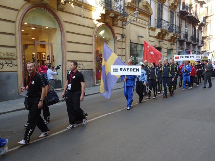 Autorità al Palazzo del Comune in attesa delle