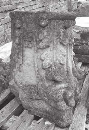 Di arenaria erano sicuramente alcuni blocchi presenti nella parte sommitale della Ghirlandina, di maestranza campionese, e il rosone del Duomo del XII secolo, sempre di fattura campionese (Lugli,