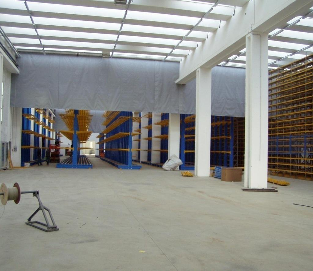 La barriera al fumo flessibile fissa seziona il magazzino in comparti a soffitto da 1600 m 2.