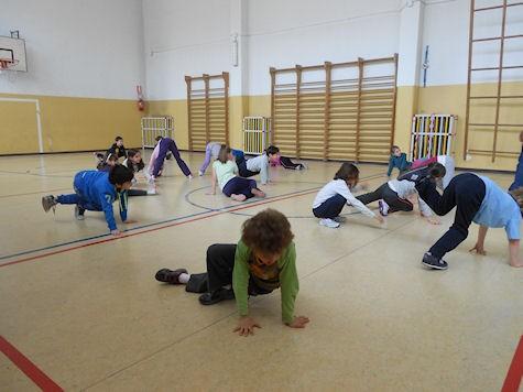 L esercizio si può ripetere facendo muovere gli alunni a quattro zampe.