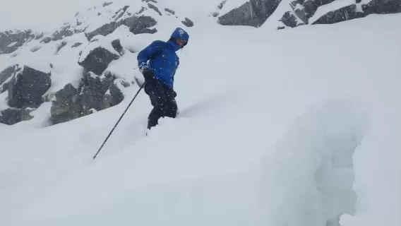 Situazione di consolidamento da moderato a debole: Un lastrone di 50 cmsu uno strato debole di cristalli a calice o neve pallottolare: Sono possibili medievalanghe provocate anche con debole