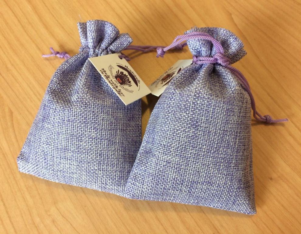 Il sacchetto Simply è composto interamente in Yuta color lilla e richiama visivamente il fiore di lavanda grazie al suo profumo travolgente che viene rilasciato nell ambiente.