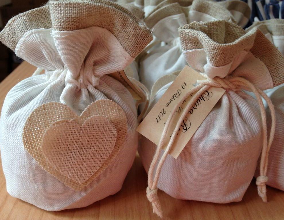 Il sacchetto Your Love è formato da Yuta e cotone in bicolore arricchiti da un doppio cuore applicato nella parte frontale che ne dona un ottimo impatto visivo.