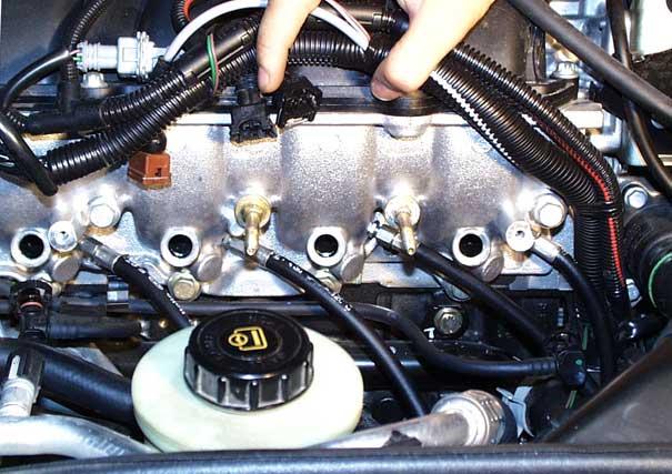 SX MONTGGIO UGELLI GS Per la realizzazione dei fori è necessario rimuovere il coperchio flauto iniettori in alluminio presente nella parte anteriore del blocco motore, intervenendo sui due dadi di