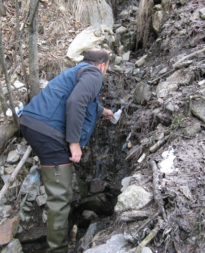 Noce, dove confluisce una tubatura di scarico acque miste-nere con evidentissimi indicatori di contaminazione (odore di fogna, colonie batteriche, schiume) confermati da valore molto alto di