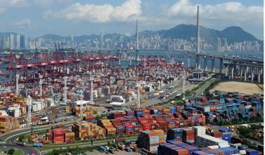 14 Hong Kong: hub della logistica e dei servizi marittimi Il primo hub