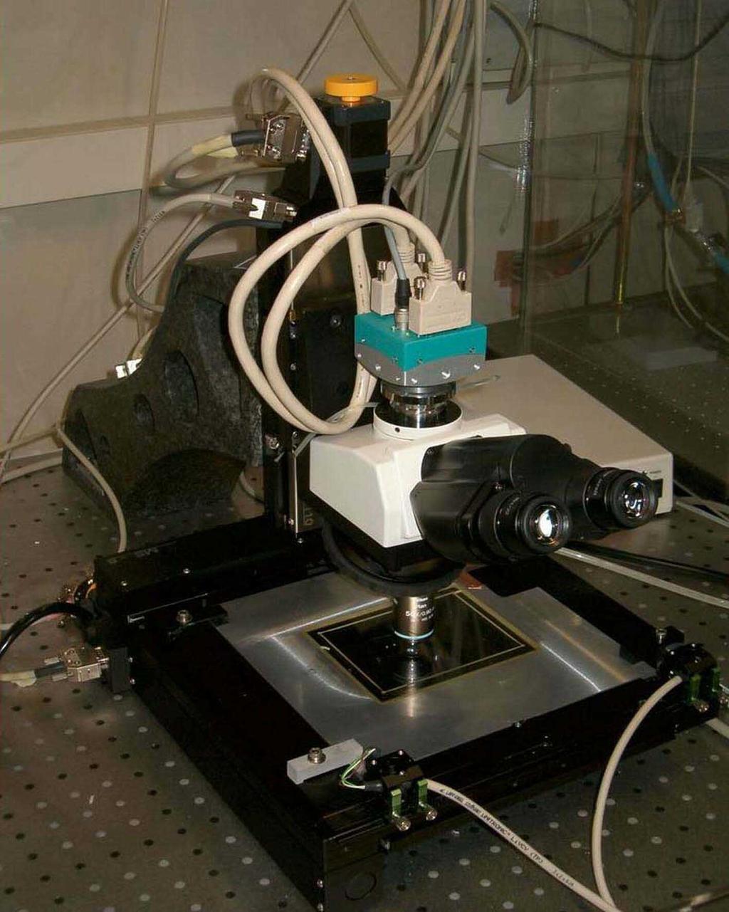 50 3. European Scanning System Figura 3.4: Un microscopio automatico presente a Bologna.