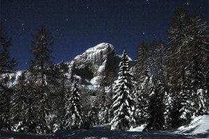 CIASPOLAT A FACILE AL CHIARO DI LUNA Una romantica ciaspolata attraverso l incantato paesaggio invernale delle Dolomiti! Al ritorno, presso il parcheggio Pares vi attende un buon vin brulè!