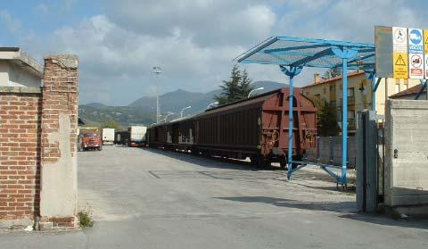 scalo merci di Falconara, dove vengono effettuate operazioni di composizione e scomposizione dei treni e successivo instradamento lungo la linea adriatica.