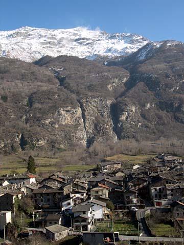 NOVALESA In Val Cenischia ai piedi del Colle del Moncenisio dove maestose cascate la circondano, sorge Novalesa, 828 m. sul livello del mare: clima frizzante e ventilato.