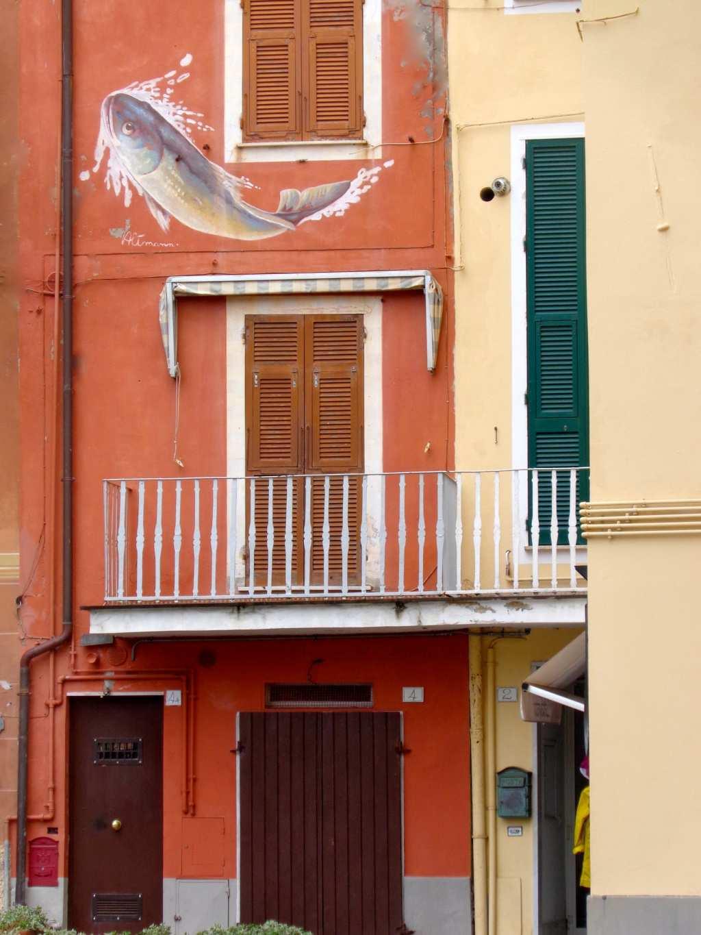 Anche i muri parlano Genova, Sestri levante, casa di pescatori A ricordare la tradizionale vocazione marinara il pesce, a Genova e nelle riviere, è un elemento fondamentale al punto che compare anche