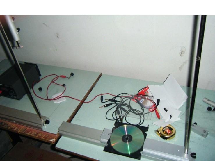 Strumenti utilizzati: -due stativi -un CD vergine -cordella metrica -gli stessi tre diodi LED -generatore, fili e coccodrilli (in seguito