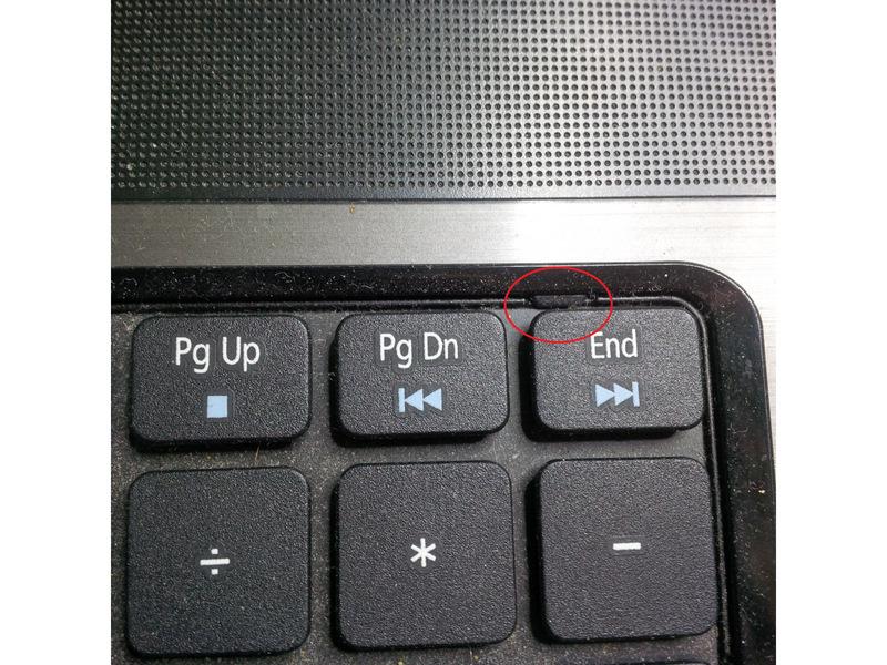 si deve spingere le "clip" lontano dalla tastiera.