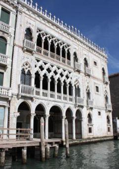 CA D ORO La Ca d Oro è un famosissimo palazzo di Venezia che si trova nel sestiere di Cannaregio, chiamato così per la presenza di canneti che crescevano rigogliosi nella zona.