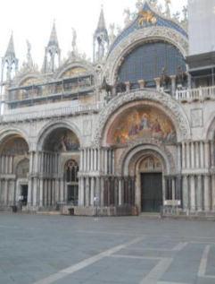 LE ORIGINI E LA NASCITA DELLA BASILICA DE SAN MARCO Un tempo il patrono della città di Venezia era il bizantino San Teodoro e vicino al Palazzo Ducale esisteva una cappella dedicata proprio a lui;