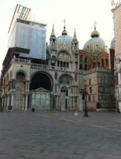 Nei periodi successivi il suo aspetto si modificò e la basilica si impreziosì di decorazioni, provenienti dai territori orientali e da zone vicine a Venezia.