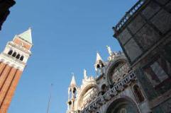 CAMPANILE DE SAN MARCO Il Campanile de San Marco, chiamato El paron de casa, il padrone di casa, sorge isolato vicino alla Basilica nel sestiere di San Marco.