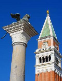 Ogni campana aveva un proprio nome: Marangona, dal veneziano marangon, cioè falegname, era la campana più grande e l unica che si salvò dal crollo del campanile; al suo suono gli artigiani delle