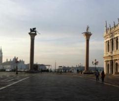 Chi riuscì a sollevare le due pesantissime colonne monolitiche in granito fu un geniale costruttore, Nicolò Barattieri.